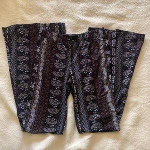 SHOSHO black patterned polyester/spandex flair bottom leggings (size M)